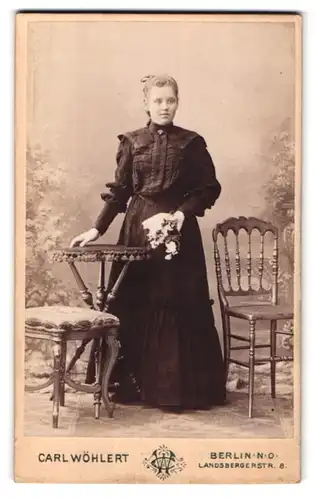 Fotografie Carl Wöhlert, Berlin, Landsbergerstr. 8, Portrait schönes Fräulein mit Blumenstrauss