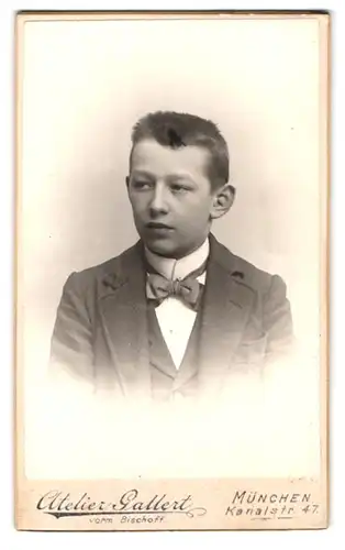 Fotografie Atelier Gallert, München, Kanalstr. 47, Portrait niedlicher Bube mit Fliege im Jackett