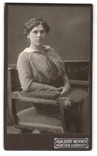 Fotografie Adalbert Werner, München, Elisenstr. 7, Portrait bildschönes Fräulein in gestreifter Bluse