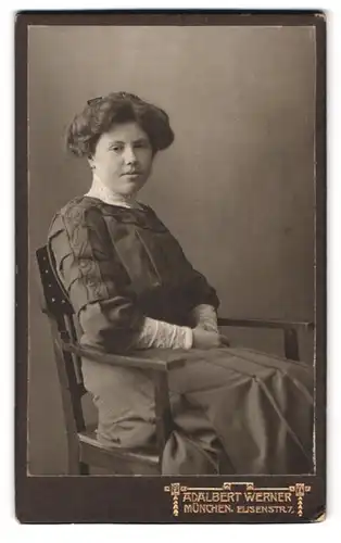 Fotografie Adalbert Werner, München, Elisenstr. 7, Portrait dunkelhaarige junge Frau in gerüschtem Kleid