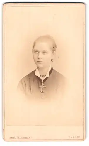 Fotografie Emil Tiedemann, Dessau, Akenschestr. 4, Portrait schönes blondes Mädchen mit Kreuz an der Bluse