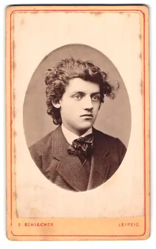 Fotografie E. Schleicher, Leipzig, Johanngasse 29, Portrait junger Mann mit lockigem Haar