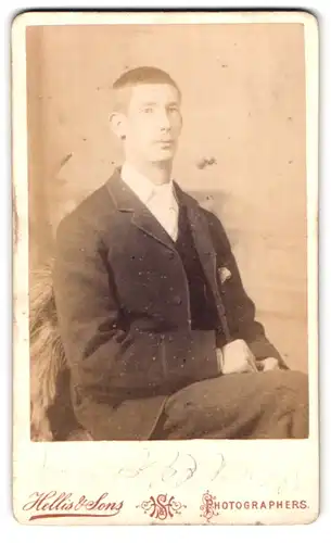 Fotografie Hellis & Sons, London, 211 & 213 Regent St., Portrait junger charmanter Mann im Anzug