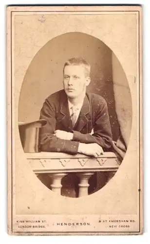 Fotografie A. L. Henderson, London, 49 King William St., Portrait blonder charmanter Mann mit Zylinderhut im Anzug