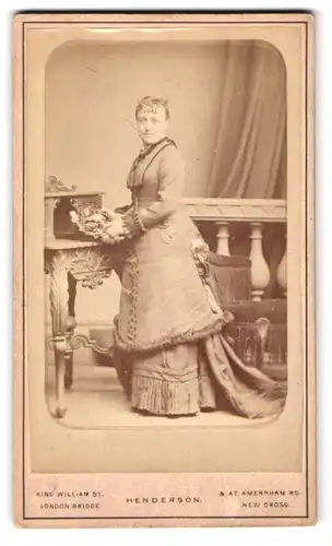 Fotografie A. L. Henderson, London, 49 King William St., Portrait bildschöne junge Frau im prachtvollen Kleid