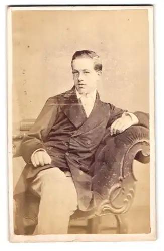 Fotografie A. L. Henderson, London, 49 King William St., Portrait junger charmanter Mann elegant im Anzug