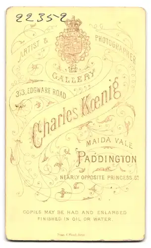 Fotografie C. Koenig, Paddington, 373 Edgware Rd., Portrait schönes Fräulein im gerüschten Kleid mit Blumenkorb