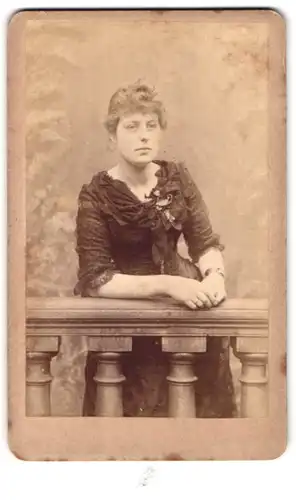 Fotografie Laurel Studio, Hammersmith, 334 King Street, Portrait hübsche Frau mit Brosche am Rüschenkleid