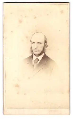 Fotografie M. H. Morris, Wandsworth, Portrait elegant gekleideter Herr mit Halbglatze und Kotelettenbart