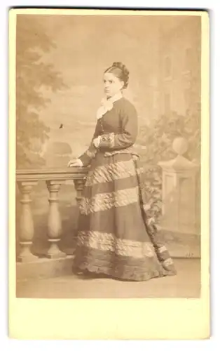 Fotografie J. Hatherill, Bermondsey, 3 Jamaica Terrace, Portrait schönes Fräulein im eleganten Kleid