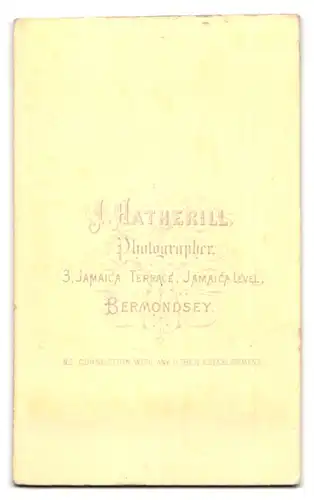 Fotografie J. Hatherill, Bermondsey, 3 Jamaica Terrace, Portrait schönes Fräulein im eleganten Kleid