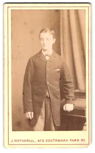 Fotografie J. Hatherill, Bermondsey, 475 Southwark Park Rd., Portrait charmanter junger Mann im Anzug