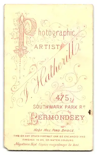 Fotografie J. Hatherill, Bermondsey, 475 Southwark Park Rd., Portrait charmanter junger Mann im Anzug