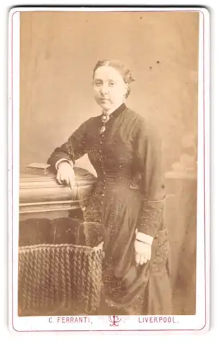 Fotografie C. ferranti, Liverpool, Bold St., Portrait schönes Fräulein mit Brosche am Kleiderkragen