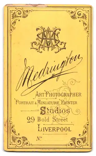 Fotografie Medrington, Liverpool, 29 Bold St., Portrait kleines blondes Mädchen im weissen Kleidchen