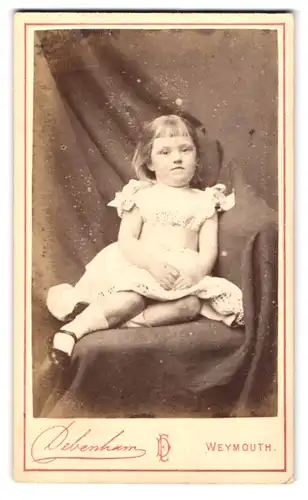 Fotografie E. Debenham, Weymouth, Portrait niedliches Mädchen im Kleidchen mit Riemenschuhen