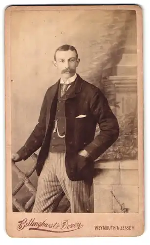 Fotografie Billingshurst & Dovey, Weymouth, Lower Bond St., Portrait charmanter junger Mann mit Schnurrbart