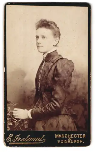 Fotografie E. Ireland, Manchester, Portrait bildschöne junge Frau im eleganten Kleid