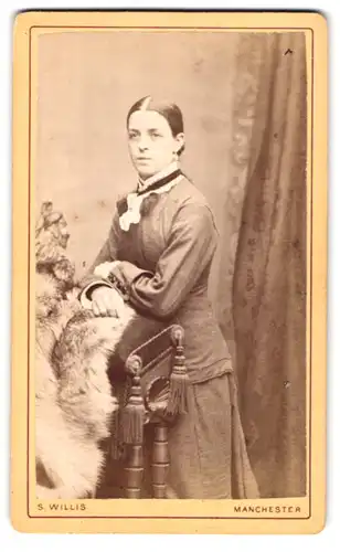 Fotografie S. Willis, Manchester, 103 London Road, Portrait elegant gekleidetes Fräulein am Sessel lehnend