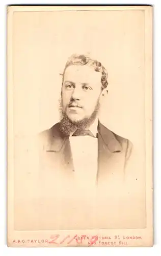 Fotografie A. & G. Taylor, London, Queen Victoria Hill, Portrait charmanter junger Mann mit lockigem Haar und Vollbart
