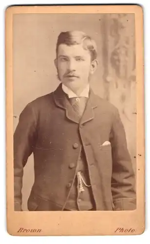 Fotografie James Brown, Manchester, 12 Peter St., Portrait charmanter junger Mann im Mantel