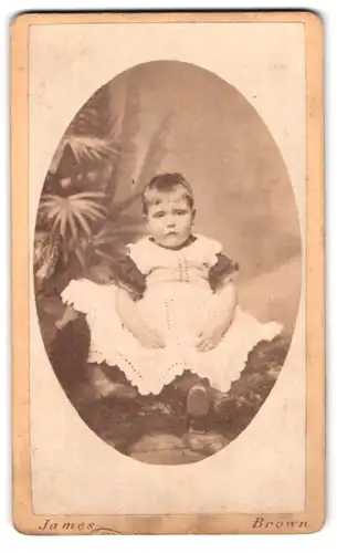 Fotografie James Brown, Manchester, 12 Peter St., Portrait blondes kleines Mädchen im bestickten Kleid