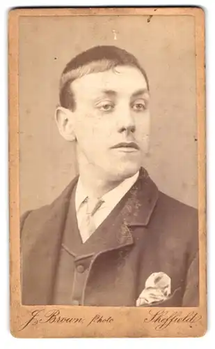 Fotografie James Brown, Manchester, 12 Peter St., Portrait charmanter junger Mann im Jackett