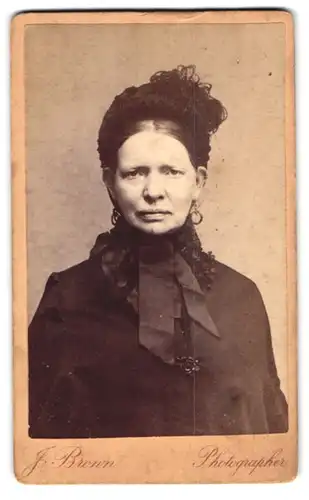 Fotografie James Brown, Manchester, 12 Peter St., Portrait betagte Dame mit Rüschenkopfschmuck