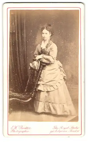 Fotografie E. W. Proktor, London, Edgware Road, Portrait bildschönes Fräulein im prachtvollen Kleid