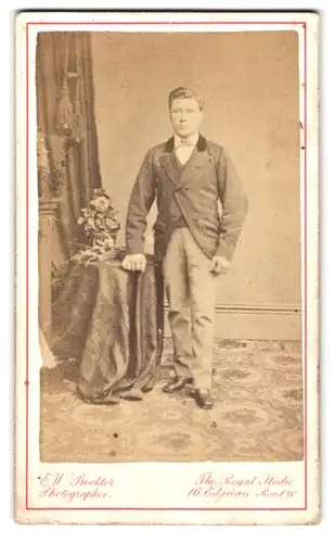 Fotografie E. W. Proktor, London, Edgware Road, Portrait junger charmanter Mann im eleganten Anzug