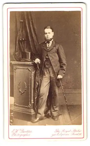 Fotografie E. W. Proktor, London, Edgware Road, Portrait stattlicher junger Mann mit Bart im Anzug
