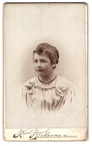 Fotografie Karl Jacob, Marburg, Portrait bildschöne junge Frau mit eleganter Halskette