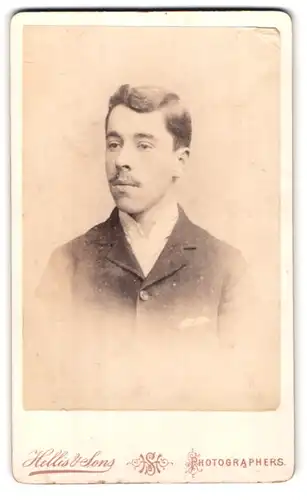 Fotografie Hellis & Sons, London, Portrait charmanter junger Mann mit Schnurrbart