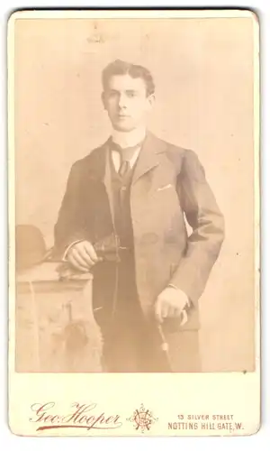 Fotografie Geo. Hooper, London, 13 Silver St., Portrait charmanter junger Mann in Krawatte und Jackett