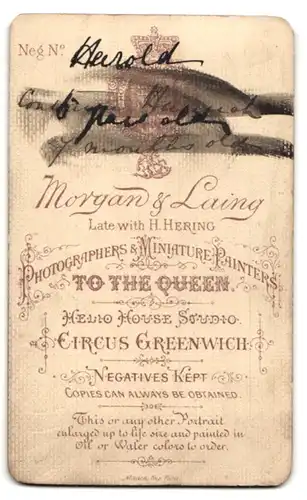 Fotografie Morgan & Laing, Greenwich, Portrait lächelnder frecher Bube im niedlichen Anzug