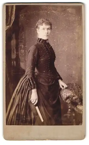Fotografie R. Slingsby, Lincoln, 168 High Street, Portrait brünette junge Schönheit im prachtvollen Kleid