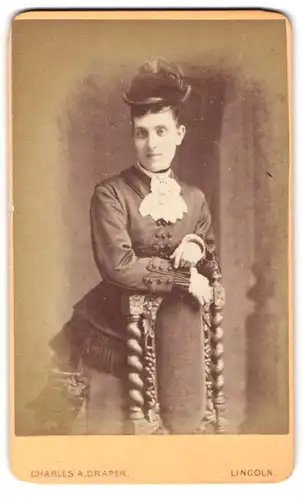 Fotografie Charles A. Draper, Lincoln, 283 High Street, Portrait elegant gekleidetes Fräulein mit Hut