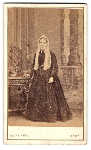 Fotografie I. C. M. Stone, Tenby, Portrait betagte hübsche Frau mit Rüschenhaube