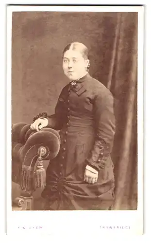 Fotografie F. W. Dyer, Trowbridge, Portrait eines elegant gekleideten Fräuleins