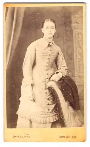 Fotografie J. Haynes, Kingsbridge, 40 Fore Street, Portrait einer elegant gekleideten jungen Frau