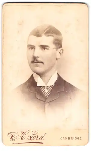 Fotografie R. H. Lord, Cambridge, 13 Market Place, Portrait charmanter junger Mann mit Schnurrbart