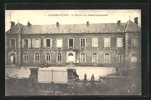 AK Saint-Léger-Vauban, La Mairie et les Ecoles Communales