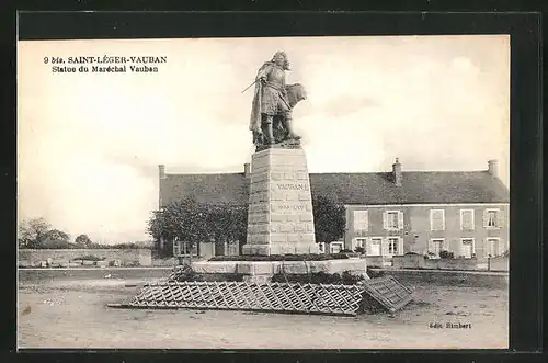 AK Saint-Léger-Vauban, Statue du Maréchal Vauban