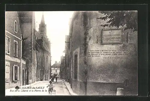 AK Saint-Julien-du-Sault, Rue de la Liberté et la Pierre de la Bastille