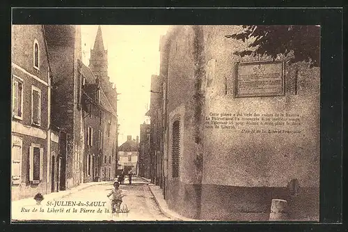 AK Saint-Julien-du-Sault, Rue de la Liberté et la Pierre de la Bastille