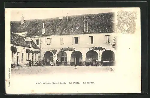 AK Saint-Fargeau, La Poste, La Mairie