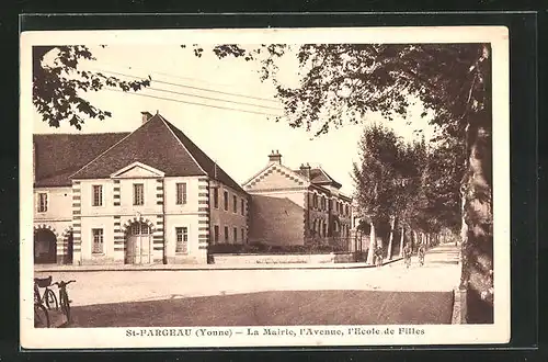 AK Saint-Fargeau, La Mairie, l`Avenue, l`Ecole de Filles