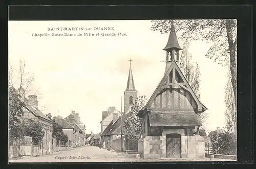 AK Saint-Martin-sur-Ouanne, Chapelle Notre-Dame de Pitié et Grande Rue