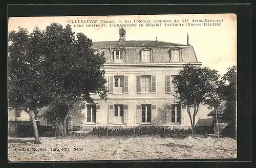 AK Villeblevin, Les Colonies Scolaires du XIIe Arrondissment transformées en Hopital Auxiliaire, Cours intérieure