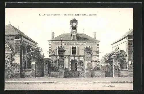 AK Lavau, Mairie et Ecole des Garcons